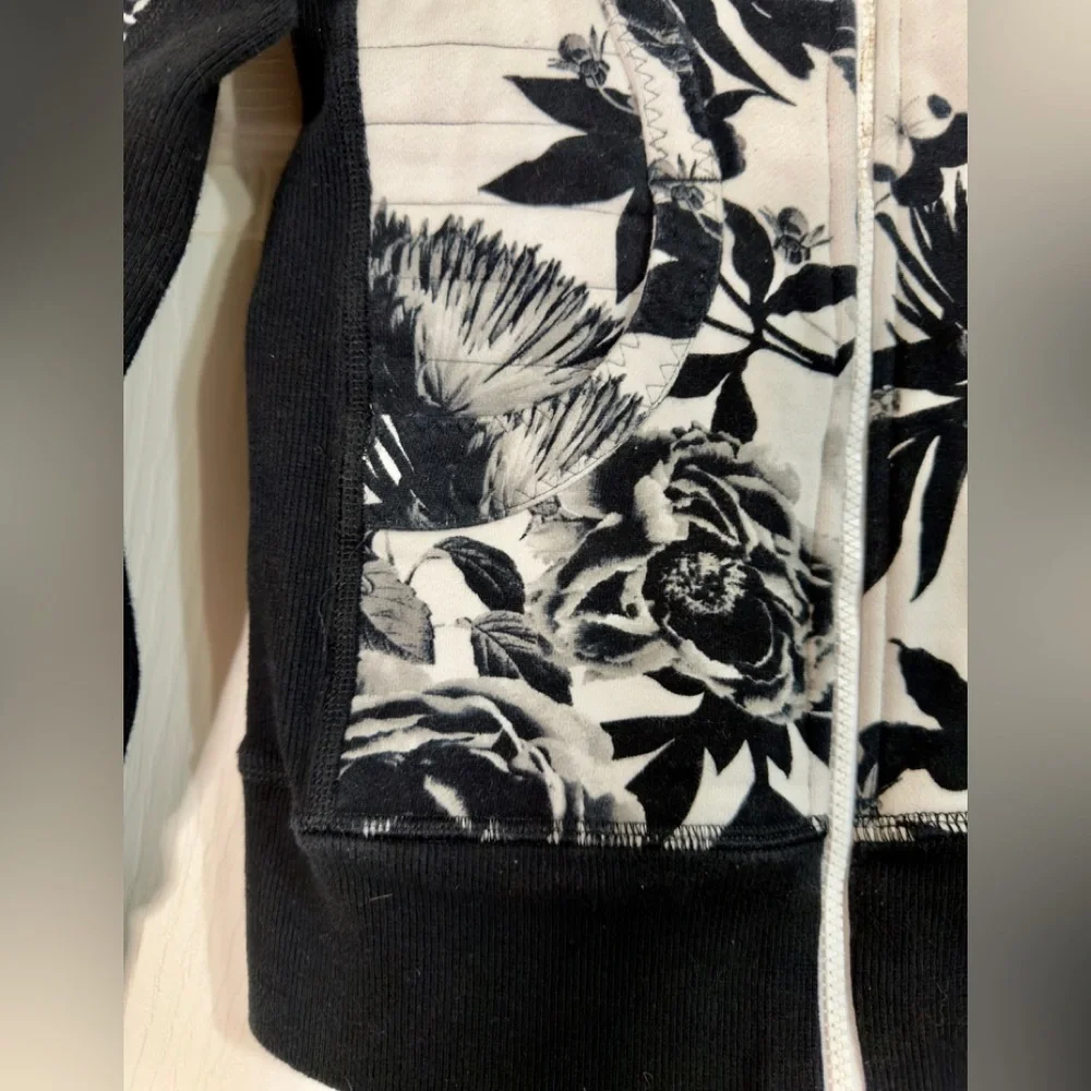 Lululemon Calm & Cozy Brisk Bloom Floral Define Black White Full Zip Jacket Sz 4